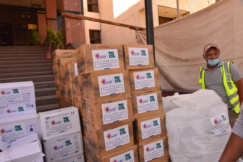 جامعة_أسيوط_تتسلم_أجهزة_تنفس_صناعي_وأدوات_وقائية_تبرعاً_لمستشفى_الراجحى_مقدم_من_مؤسسة_مصر_الخير_بالتعاون_مع_أيديتا_للتنمية_الاجتماعية_(13)