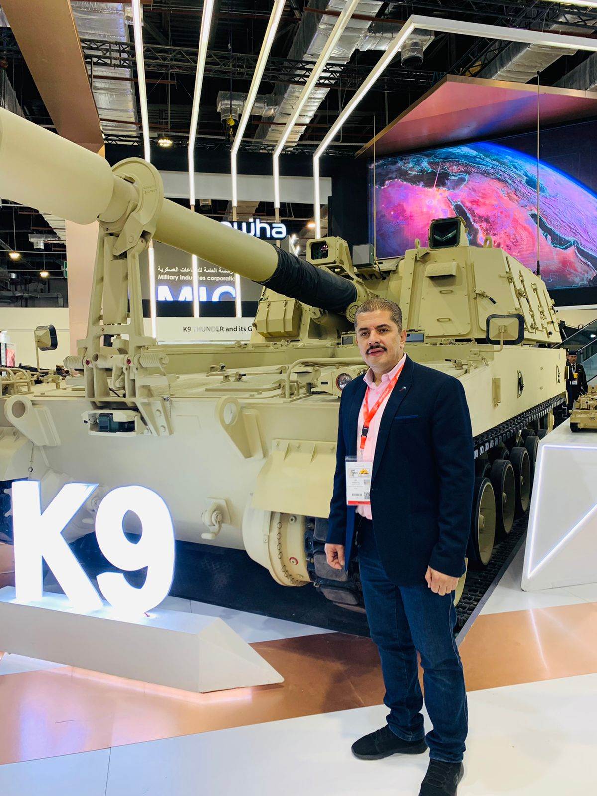 0-_الزميل-_ياسر_هاشم_،_مع_الدبابة_الأمريكية_-_كيه_9