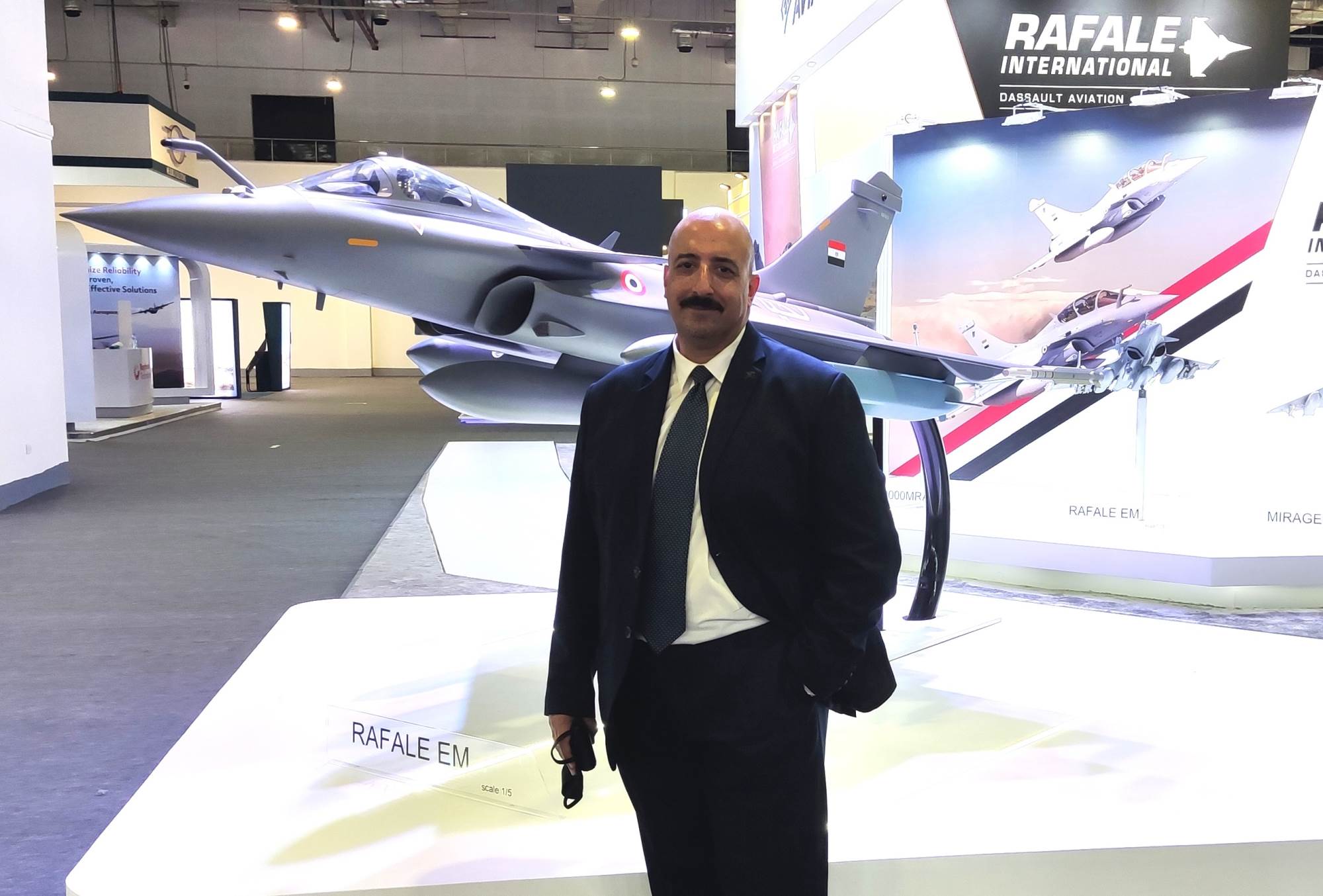 1-_الزميل_-_أشرف_كاره_،_إلى_انب_نموذج_الرافال_الفرنسية