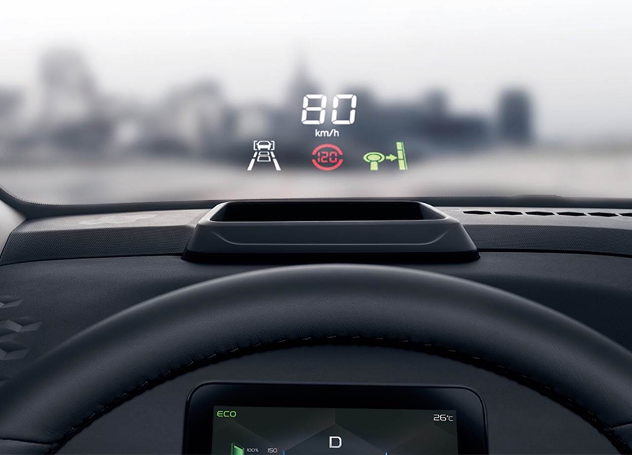 8-_ظهور_معلومات_التحرك_الرئيسية_على_الزجاج_الأمامى