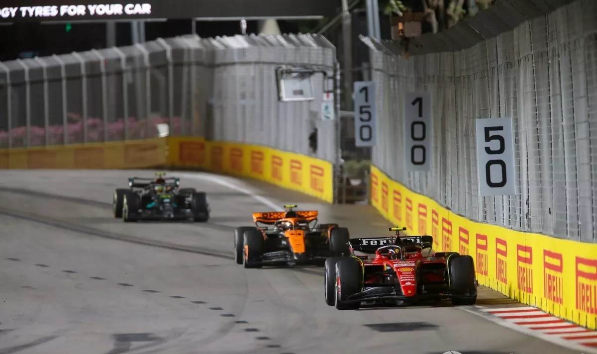 قدم_ساينز_ونوريس_أداءاً_إستثنائياً_أمام_ضغط_سيارات_مرسيدس_باللفات_الأخيرة_من_السباق