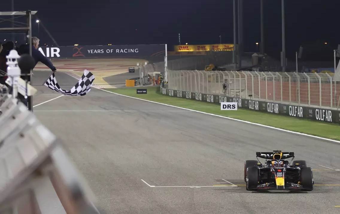 فيرستابن_يقطع_خط_النهاية