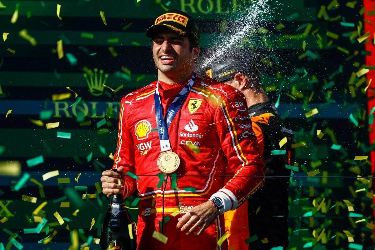 إحتفل_ساينز_بأولى_إنتصاراته_لهذا_الموسم_على_حلبة_ميلبورن_الأسترالية