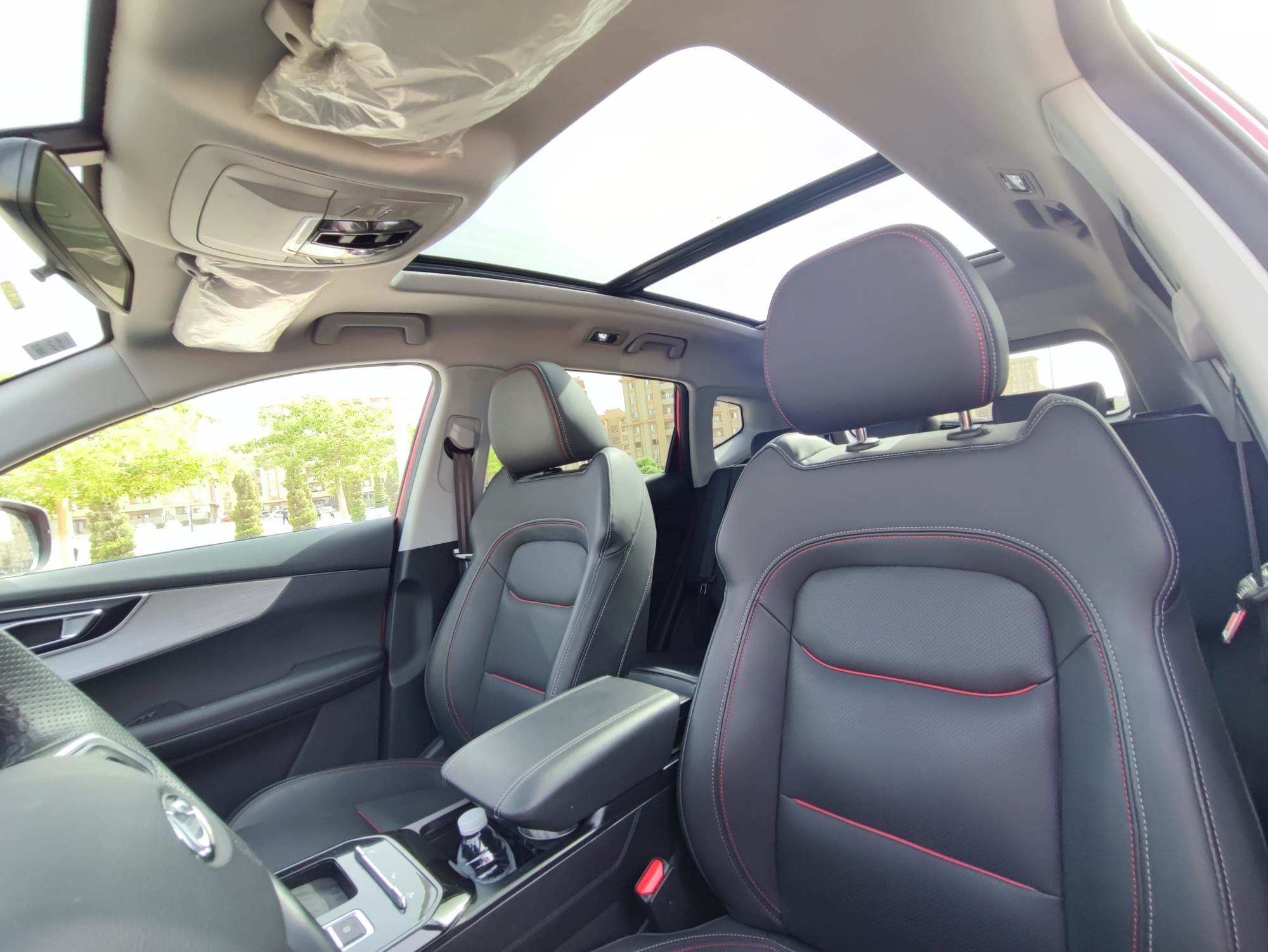 مقصورة_ركاب_رحبة_ومعززة_بكساء_جلدى_متميز_وسقف_بانورامى_كبير