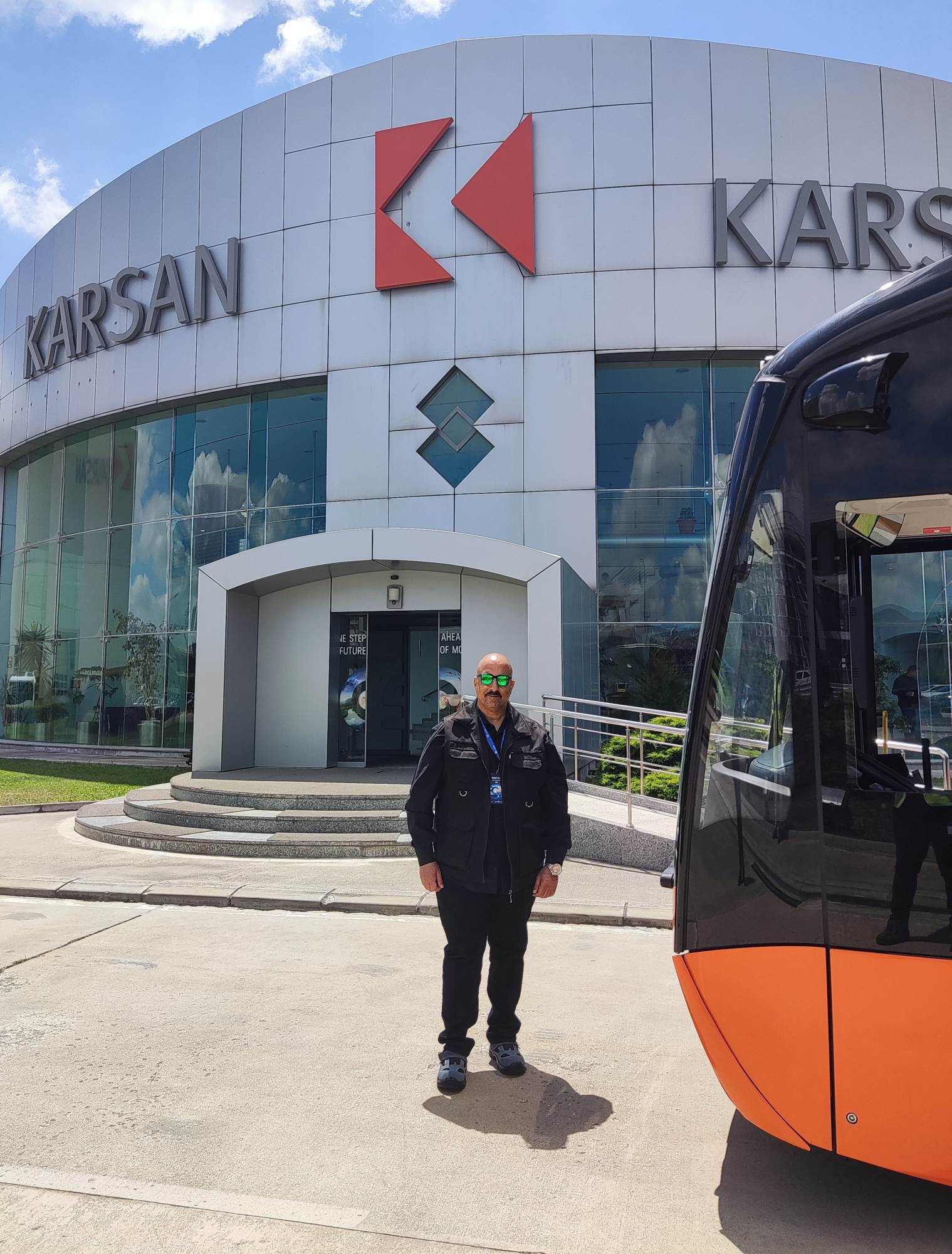 الزميل-_أشرف_كاره_،_من_أمام_المقر_الإدارى_لـ_كارسان