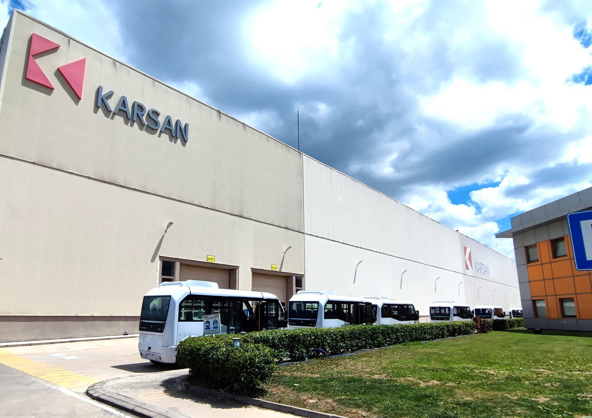 مجموعة_من_باصات_جيست_الكهربائية_تستعت_للشحن_إلى_اليابان