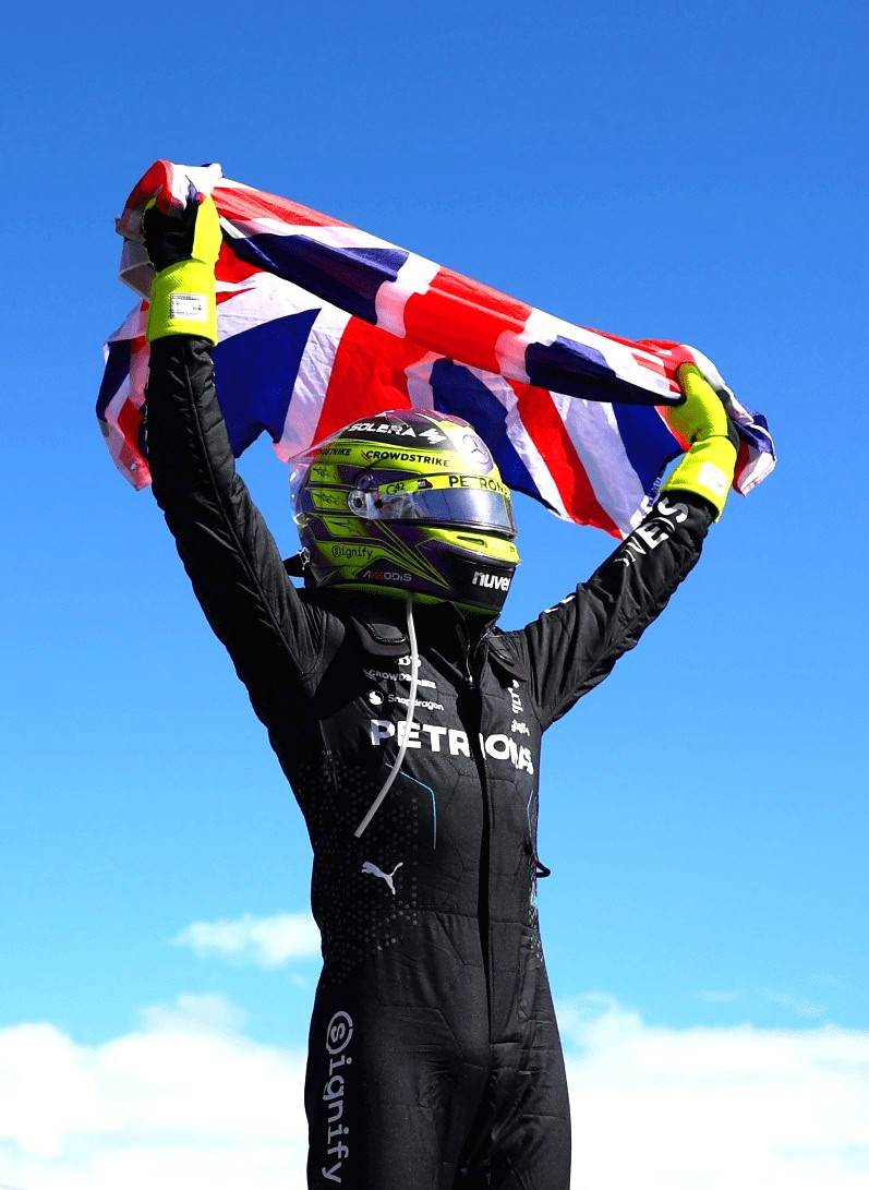 إحتفل_هاميلتون_برفع_علمه_وسط_موطنه_وجماهيره_الإنجليزية إحتفل_هاميلتون_برفع_علمه_وسط_موطنه_وجماهيره_الإنجليزية