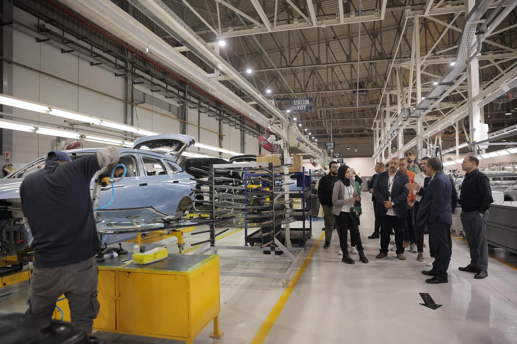 2-_المجموعة_الصحافية_أثناء_زيارة_خطوط_إنتاج_المصنع