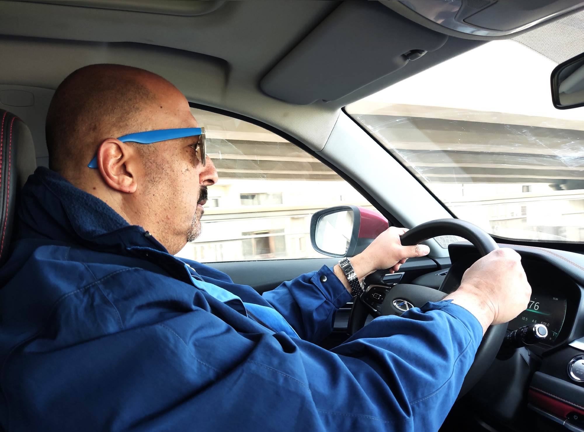 الزميل_-_أشرف_كاره_،_أثناء_تجربة_السيارة