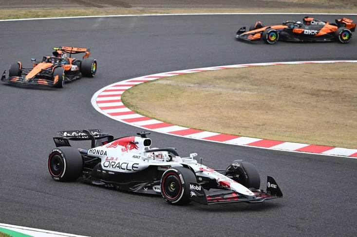 تفوق_فيرستابن_على_متسابقى_فريق_ماكلارين_بالتأهيلات_والسباق_بالكامل