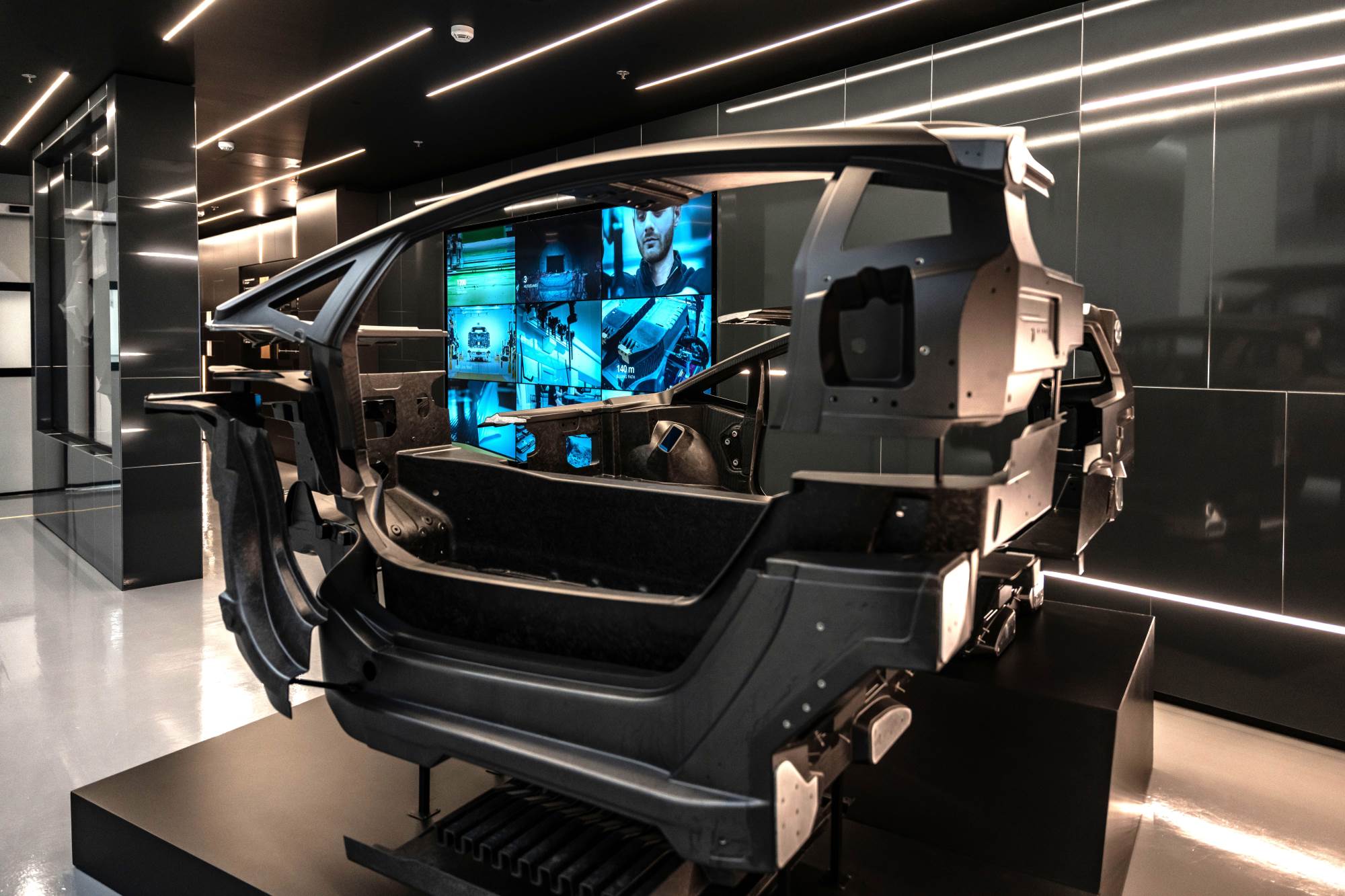 هيكل_مقصورة_الركاب_المصنوع_من_ألياف_الكربون_بوزن_يقل_عن_200_كجم