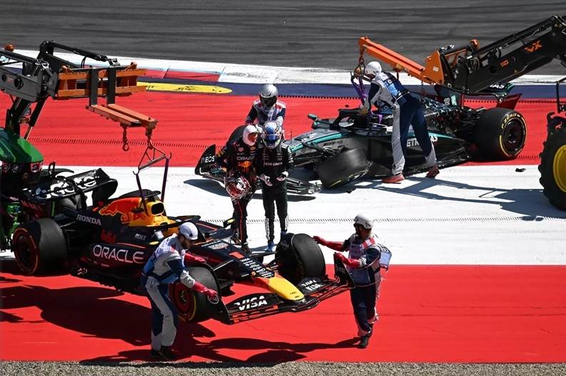 أدت_حادثة_أنتونيللى_وفيرستابن_لإنسحابهما_من_السباق_ببدايته