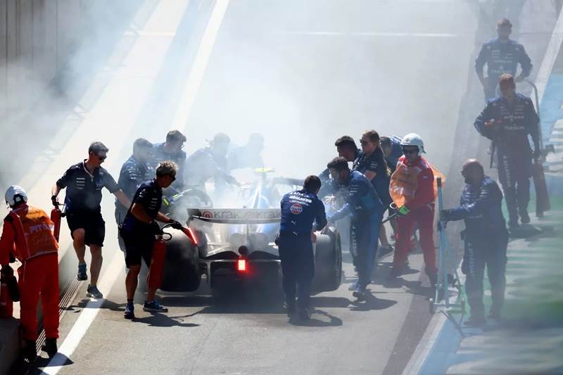 أدى_إحتراق_محرك_سيارة_ساينزل_لإنسحابه_من_السباق_قبل_بدايته