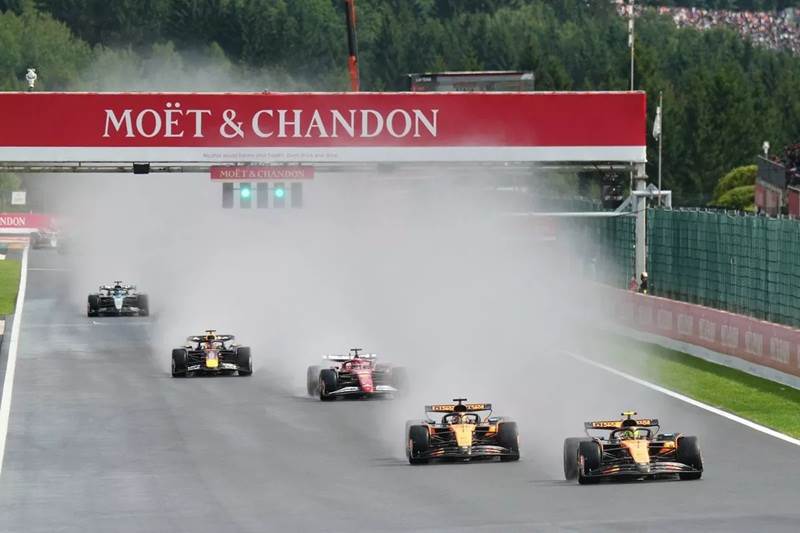 إنطلاقة_سباق_الأحد_على_الحلبة_المبللة_بعد_80_دقيقة_من_إنتظار_توقف_الأمطار