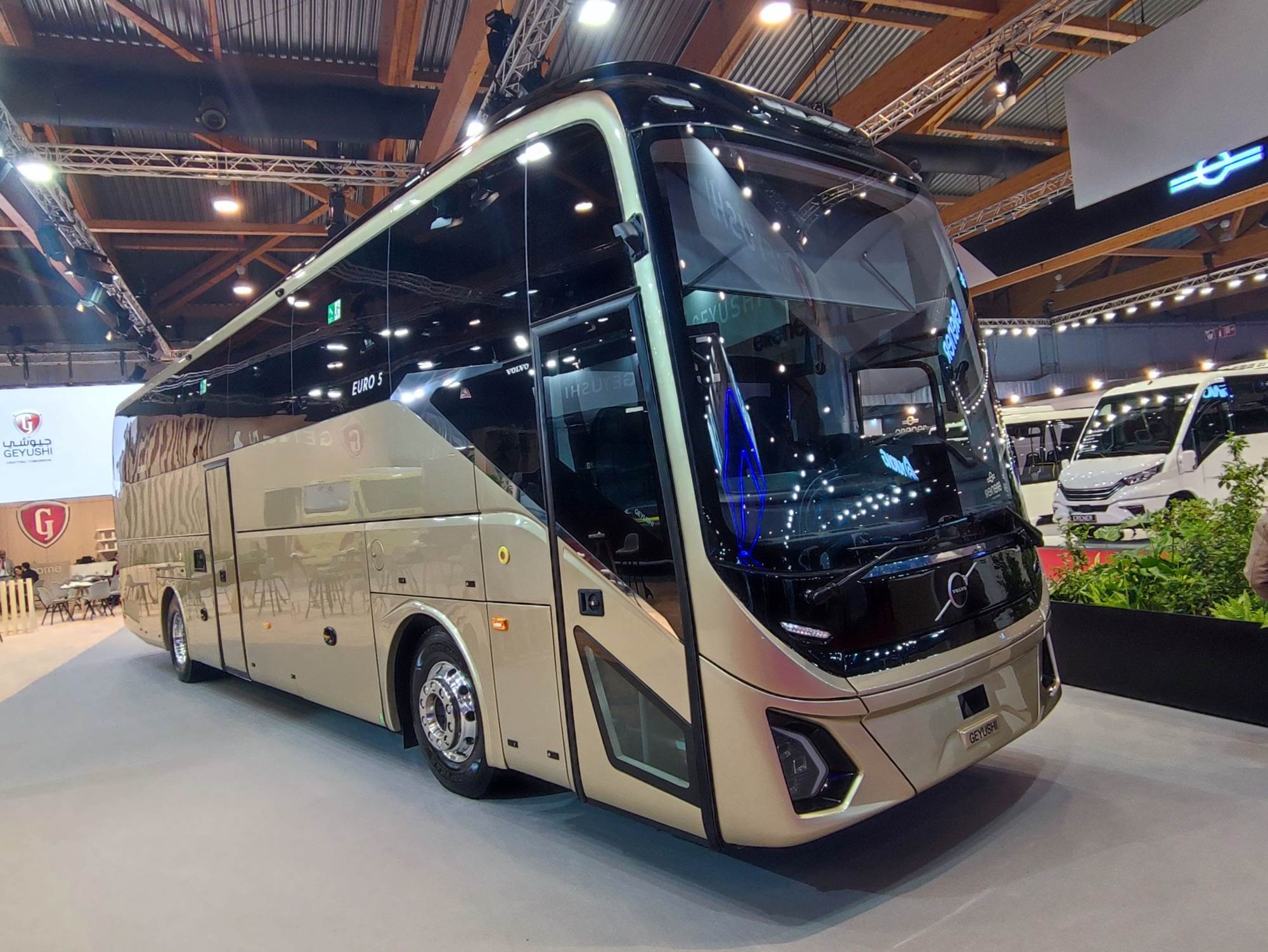 جيوشى_أبهر_الحضور_بباصاته_السياحية_الجديدة_بالتعاون_مع_فولفو_result