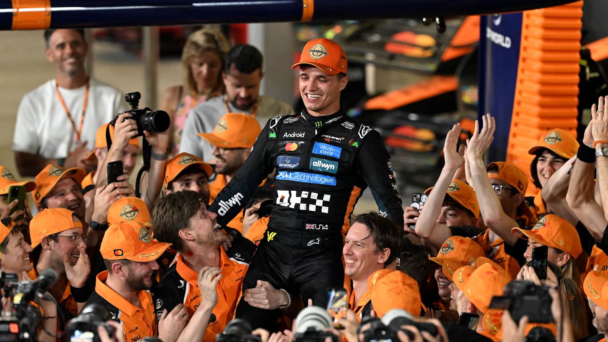 إحتفل_فريق_ماكلارين_بفوز_نوريس_ببطولة_العالم_للسائقين