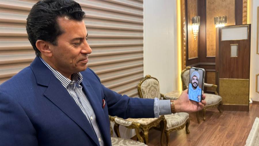 وزير الشباب والرياضة يجري مكالمة فيديو مع البطل الأولمبي محمد إبراهيم "كيشو" لإنهاء أزمته والتأكيد على دعمه الكامل لتمثيل مصر