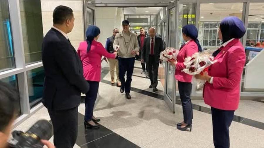 استقبال بالورود.. القاهرة تفتح ذراعيها لبعثة الجيش الملكي