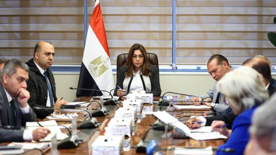 وزيرة التنمية المحلية تعقد اجتماعاً موسعاً مع قيادات الوزارة ورئيسي جهازي شئون البيئة وإدارة المخلفات لمتابعة ملفات العمل المختلفة