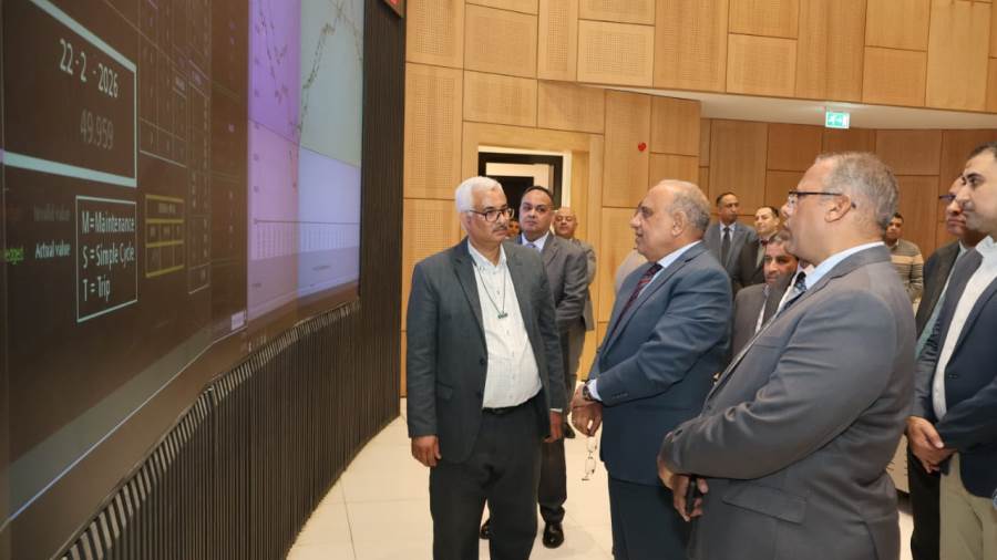 وزير الكهرباء يتابع لحظة بلحظة أداء الشبكة القومية ويؤكد: لا انقطاع للتيار