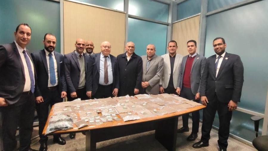 جمارك مطار القاهرة تحبط أخطر محاولة تهريب مخدرات تضم أكثر من 400 ألف بذرة ماريجوانا