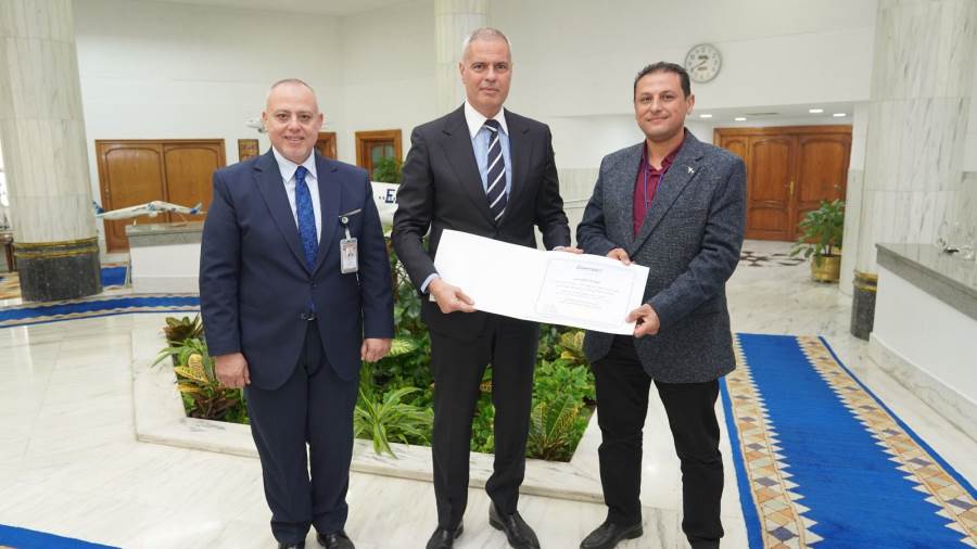 إنجـــاز هندسى استثنائى بأيدٍ مصرية.. رئيس الشركة القابضة لمصر للطيران يكرم فريق صيانة الطائرات بعد نجاحهم فى تنفيذ أحد أعقد التعديلات الهيكلية لطائرات B737-800