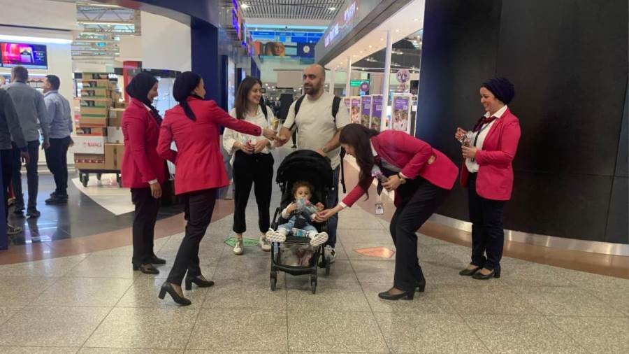 مطار القاهرة الدولي يحتفل بأعياد الربيع مع الركاب