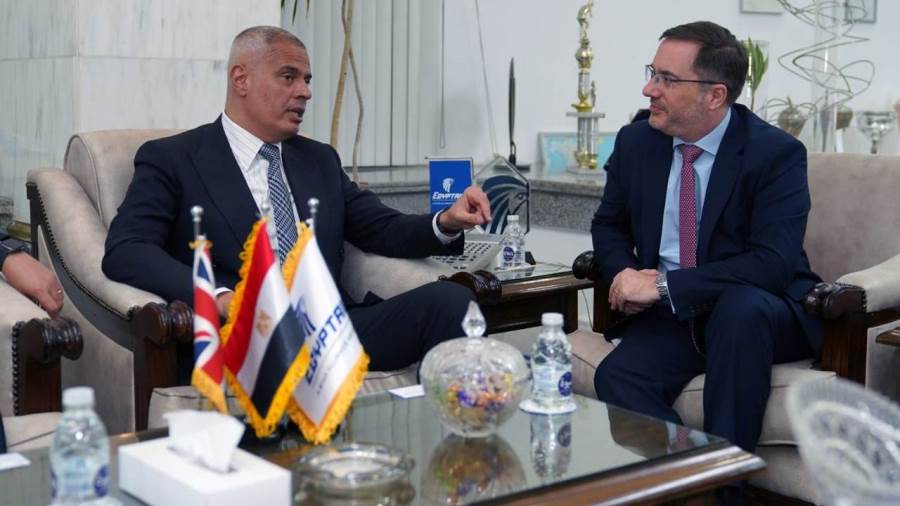 نحو شراكات استراتيجية.. رئيس الشركة القابضة لمصر للطيران يبحث مع السفير البريطاني تعزيز التعاون لدعم خطة تطوير مصر للطيران