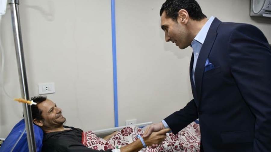 وزير الشباب والرياضة يزور أحد عاملي النظافة بنادي النادي