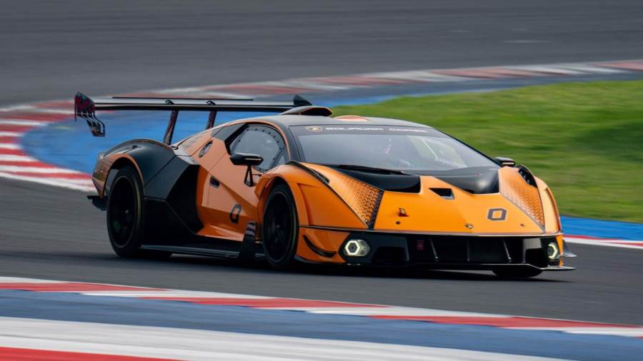 لامبورجينى Essenza SCV12  تشارك ضمن برنامج الهايبركار 2026