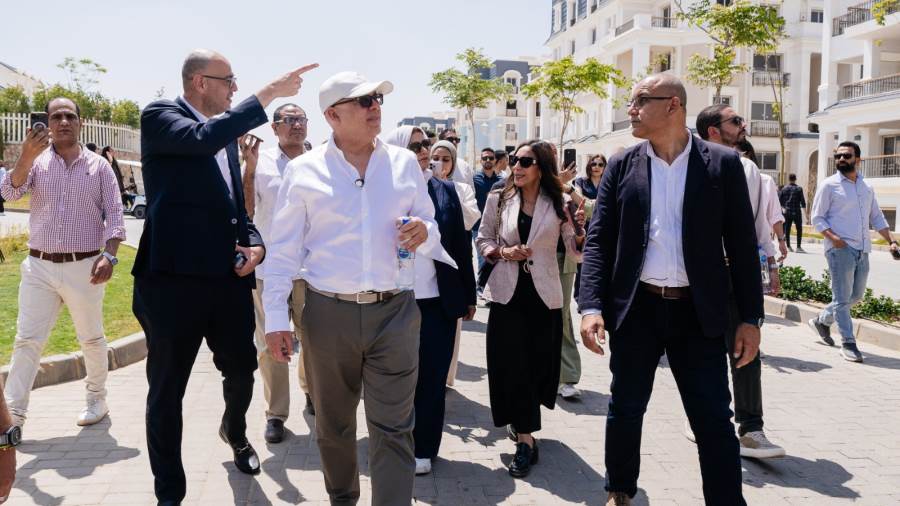 المهندس عمرو سليمان في جولة ميدانية لتفقد مشروعات ماونتن ڤيو في القاهرة الجديدة برفقة الرؤساء التنفيذيين للشركة 