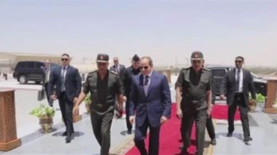الرئيس السيسى يختتم جولته بالقيادة الاستراتيجية بتسجيل رسالة شكر وتقدير لقادة القوات المسلحة