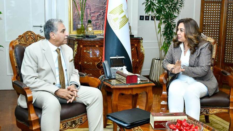 وزيرة التنمية المحلية والبيئة تبحث مع المدير التنفيذي لمركز "سيداري" التطوير المستدام لمنطقة "البلوهول" بمحمية أبو جالوم بجنوب سيناء