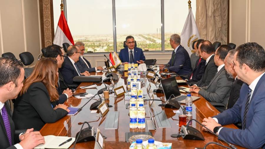 وزير التموين يبحث مع شركة فودافون مصر التعاون في تنفيذ مشروع “CARRY ON” وتطوير البنية التكنولوجية للمنافذ التموينية