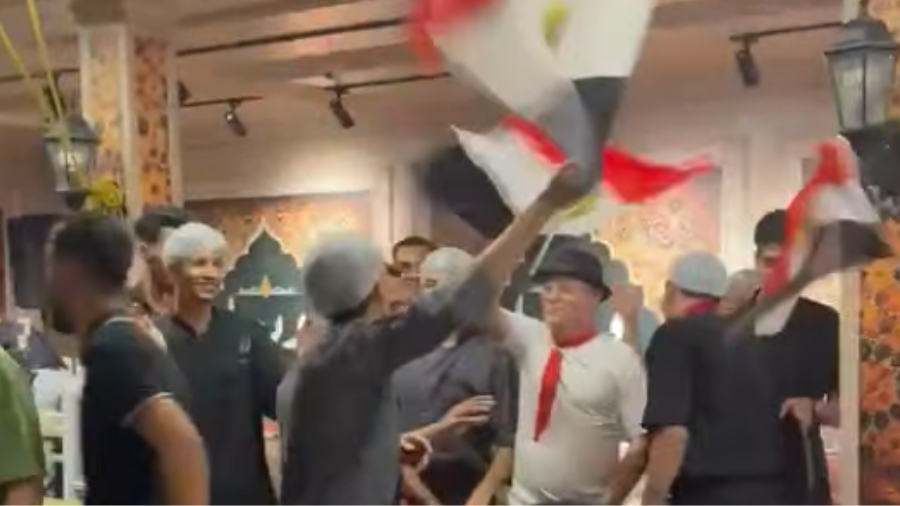 خروج الشيف وطاقم العمل بوديدا نيل العجوزه للاحتفال بتأهل المنتخب المصري