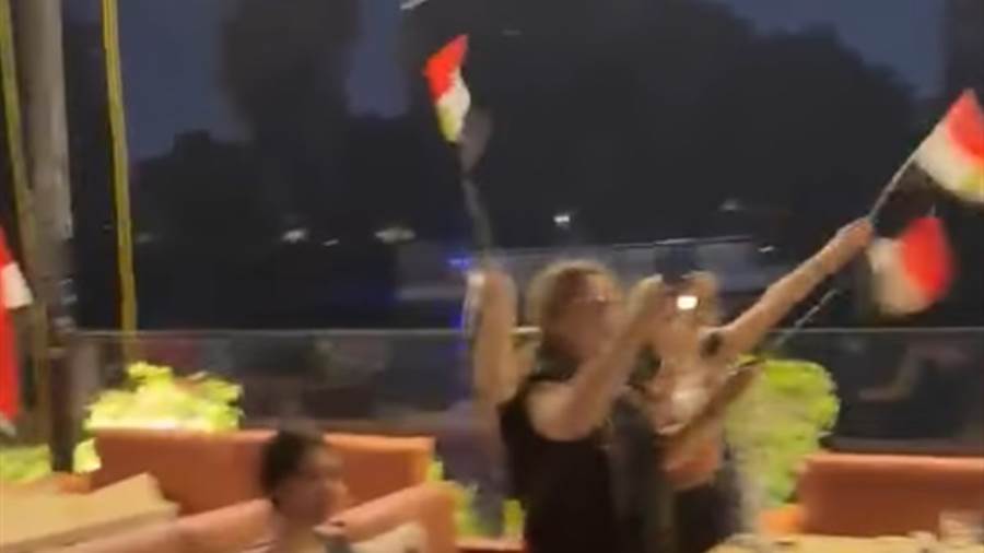هنا مصر وهنا قلبي هنا روحي بترجعلي.. فرحة وغناء الشعب المصري بوديدا نيل العجوزه بفوز المنتخب المصري