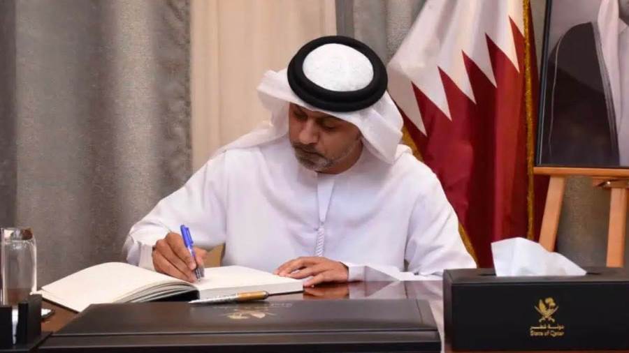 سفير الإمارات لدى جامعة الدول العربية يقدم واجب العزاء في وفاة الشيخ حمد بن خليفة آل ثاني بمقر سفارة قطر بالقاهرة