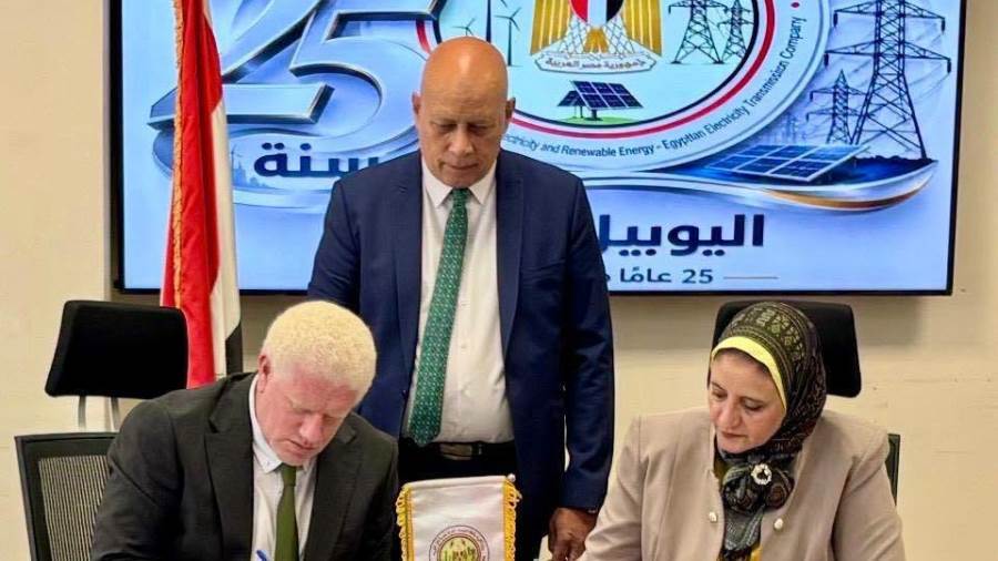 المصرية لنقل الكهرباء توقع عقد إنشاء خطوط هوائية لربط محطة محولات كيميت السخنة بالشبكة القومية دعمًا للتنمية الصناعية بالعين السخنة