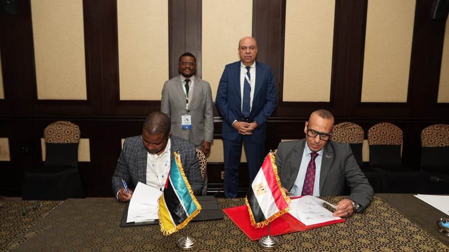 وزير الطيران المدني يشهد توقيع مذكرة تفاهم بين مصر وموزمبيق لتعزيز التعاون الفني في مجال الطيران المدني