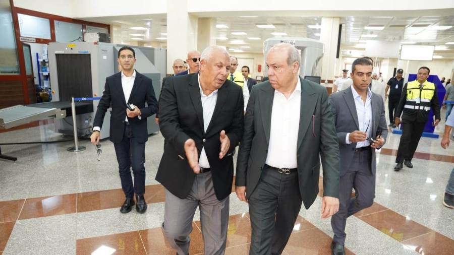 وزير الطيران يبحث مع محافظ مطروح والقطاع السياحي سبل  تنمية الحركة الجوية الوافدة