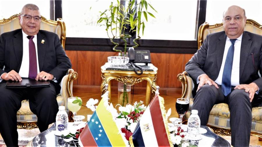 وزير الطيران المدني يبحث مع سفير فنزويلا بالقاهرة آفاق التعاون في مجال الطيران المدني