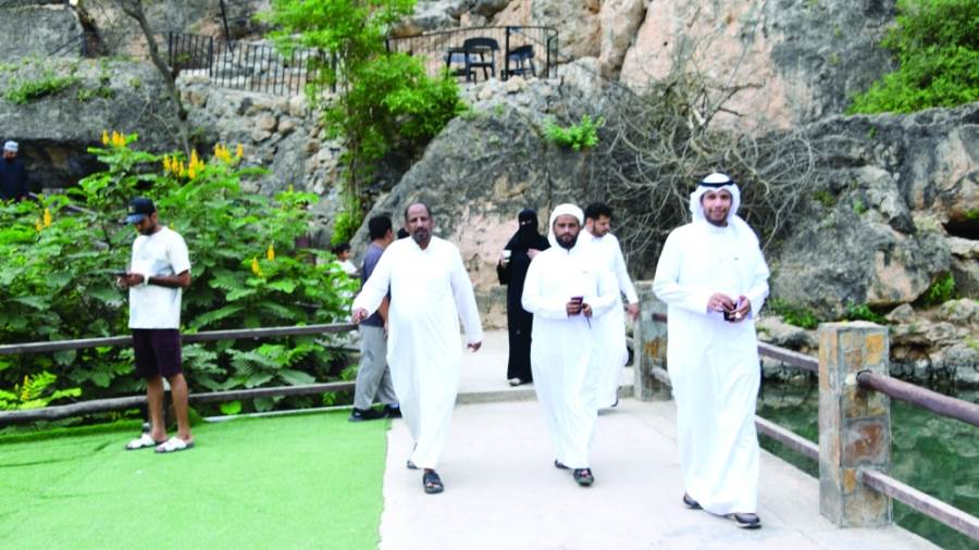 العيون المائية وسحر الطبيعة الخلابة في خريف ظفار مقصد للزوار والجذب السياحي