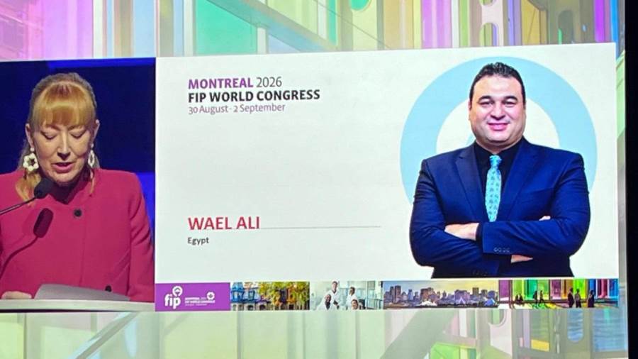 إنجاز مصري جديد في الصيدلة العالمية.. الدكتور وائل علي أول صيدلي مصري يحصل على زمالة الاتحاد الدولي للصيادلة FIP 