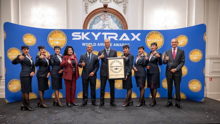 انجاز عالمى جديد للطيران المصرى.. مصر للطيران تحصد جائزة Skytrax 