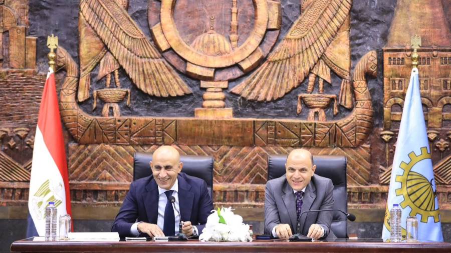 وزير التعليم ومحافظ الغربية يعقدان اجتماعًا مع مديري الإدارات التعليمية بالمحافظة لمتابعة انتظام الدراسة وتعزيز الانضباط داخل المدارس