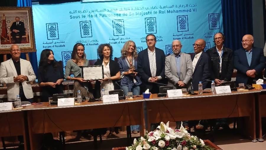 حاتم البطيوي يكرّم نجلتي طوني ماريني خلال الندوة التكريمية بأصيلة