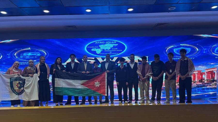 السفير أمجد العضايلة يشيد بإنجاز الشباب الأردني في منتدى الابتكار والتكنولوجيا بأسوان