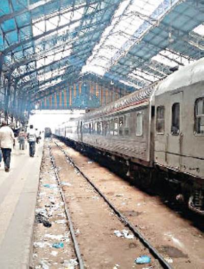 بالمستندات  «السوق العربية» تكشف النقاب وراء اعتصام عمال النظافة بالسكة الحديد بالاسكندرية