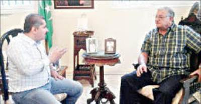 اللواء أحمد فولى شاهد عيان على حادث المنصة:  بعد صراخ الإسلامبولى وقف السادات قائلا «فيه إيه يا ولد.. فيه إيه يا ولد؟» ثم أطلق الجناة رصاصهم من السيارة بعد انفجار القنبلتين