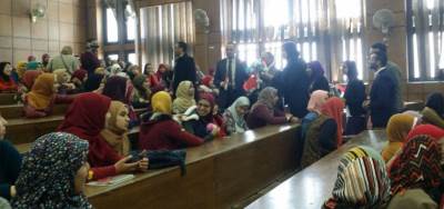   رئيس جامعة دمنهور يستقبل ابناؤه الطلاب بأعلام مثر وباقات الزهور